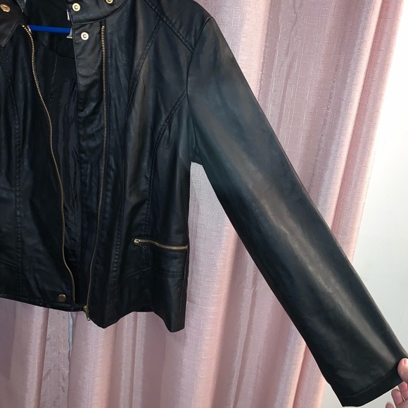 Wet seal black faux leather jacket hooded gold - Picture 2 of 5